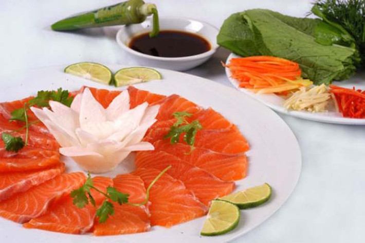 Trong số các thực phẩm, bạn có thể tận dụng chất chống oxy hóa dồi dào từ cá hồi, cá ngừ, cá thu, cá hồi để chế biến trong các bữa ăn gia đình.