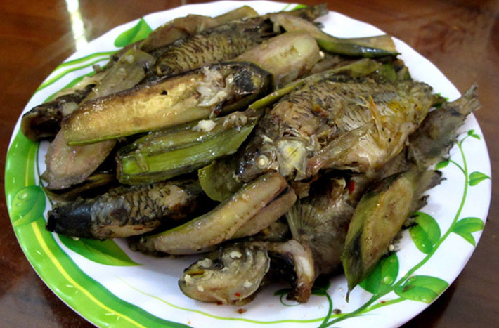 Bắt cá kỳ công như vậy nhưng để có được bữa ăn ngon, người dân còn phải tiến hành chế biến thật công phu.