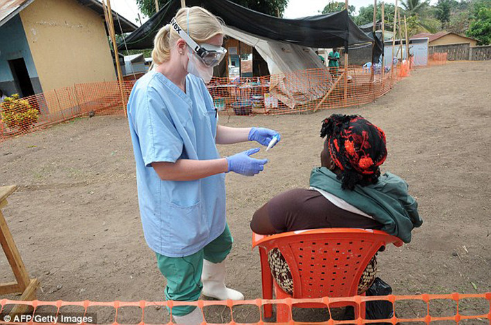 Bên cạnh đó, bạn cũng cần tránh dùng chung quần áo với người lạ, người mắc Ebola.