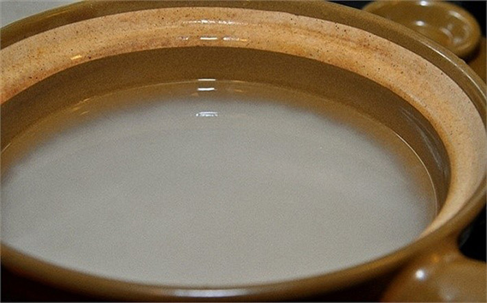 Rửa bát. Sử dụng nước vo gạo không chỉ có tác dụng làm sạch phần dầu mỡ bám trên bát mà còn giúp khử mùi tanh do thức ăn một cách dễ dàng, không độc hại.