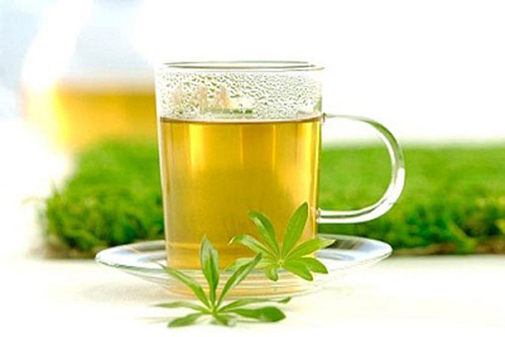 Trà xanh. Trà xanh thực sự được coi là siêu thực phẩm hàng đầu chống ung thư da. Trà chứa lượng lớn chất chống oxy hóa, đặc biệt là hợp chất EGCG giúp bảo vệ làn da khỏi tác hại của tia cực tím. Ngoài việc uống trà hàng ngày, bạn có thể tận dụng trà xanh để đắp lên da. Lúc này, trà xanh sẽ phát huy tác dụng như một hàng rào chống các tác nhân gây bệnh ung thư da, tái tạo và giữ cho da vẻ trẻ trung dài lâu.