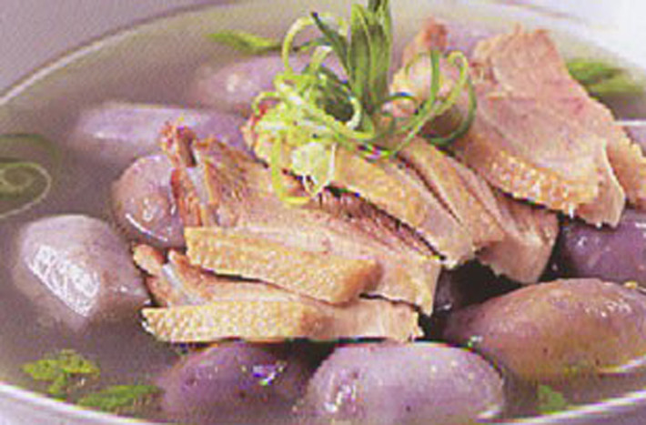 Vịt nấu canh khoai sọ. Khác với những món canh trên, vịt nấu canh khoai sọ không có được vị thanh mát đặc trưng song lại “ghi điểm” nhờ thành phần nước dùng ngọt lịm, vị dai dai của từng thớ thịt vịt đưa cơm. Ngoài ra, chị em có thể chế biến thành món thịt kho khoai sọ.