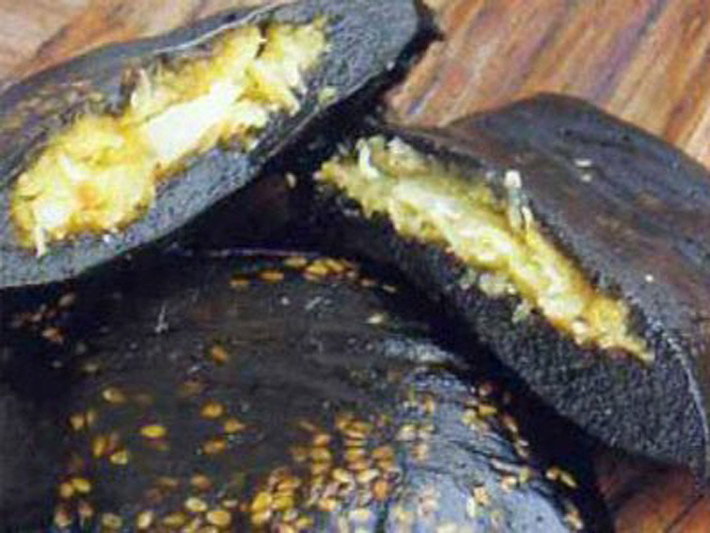 Bánh gai Ninh Giang. Vẫn là đỗ xanh, lạc, dừa, mứt bí, vừng, mỡ lợn... nhưng bánh gai Ninh Giang lại có vị riêng không trộn lẫn. Đặc biệt, bánh được gói khá nhiều lớp, giúp bảo quản được lâu hơn nên thực khách có thể chọn làm qua mà không lo bị hỏng.