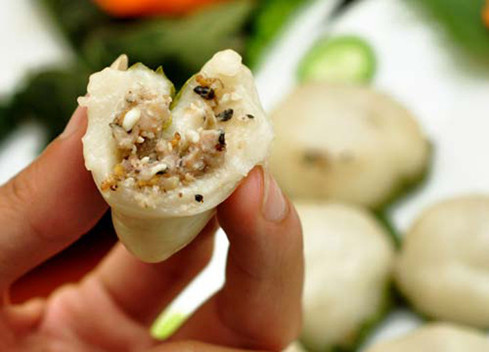 Trước kia, nhân bánh chỉ có trứng kiến phi với hành mỡ và gia vị. Hiện người dân còn trộn thêm thịt bằm do nguồn nguyên liệu ngày càng hiếm. Dù vậy, chỉ một chút li ti trứng kiến thôi cũng đủ để người ăn trải nghiệm vị bùi bùi đặc trưng.