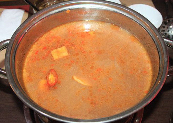 Khi nấu ăn, chị em tiến hành gọt su hào, su su, cà rốt, cà chua, củ cải mặn rồi rửa sạch, cắt thành từng khúc cho vào nồi đun sôi, ninh trên bếp nhỏ lửa khoảng 30 phút để chất ngọt thấm dần ra nước. Cho thêm muối, đường, mì chính nêm cho vừa miệng.
