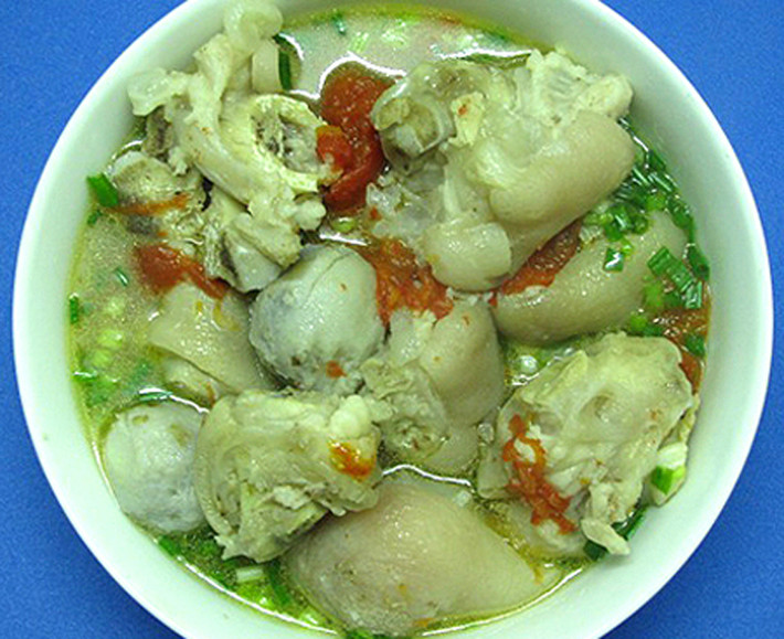 Canh móng giò khoai sọ nấu chua. Muốn đổi món, các bà nội trợ có thể tận dụng khoai sọ để nấu canh móng giò chua ngon tuyệt. Không chỉ đẹp mắt bởi sự kết hợp hài hòa của cà chua, khoai sọ, móng giò và hành lá, món ăn còn “chinh phục” người thưởng thức bởi vị chua dịu, thơm bùi của khoai với vị ngọt lịm tiết ra từ từng thớ thịt.