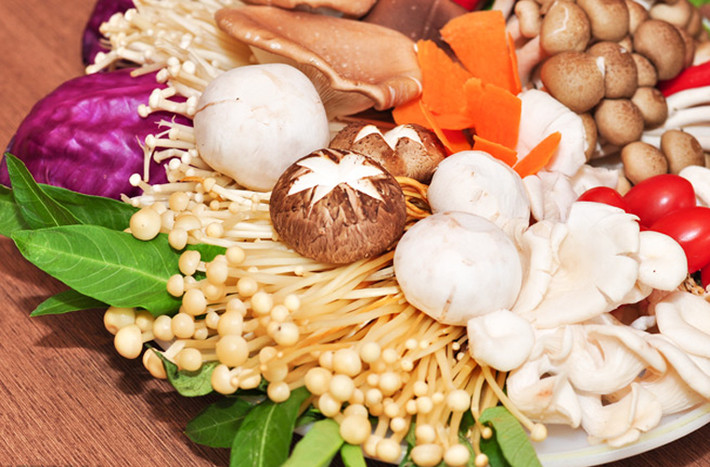 Nguyên liệu cần có cho nồi lẩu gồm các loại nấm như: Nấm đùi gà, nấm kim châm, nấm rơm, linh chi, đông cô (mỗi loại 100g); các loại rau như: Cải chíp, cải thảo, rau muống, ngải cứu (mỗi loại 100g).