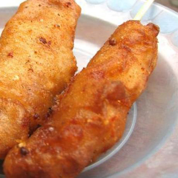 Nem chua rán bao bột trường Việt Đức. Quán ăn nhỏ trước cổng trường Việt Đức được nhiều người nhớ tới nhờ món nem chua rán với cách chế biến vô cùng đặc trưng. Nem chua rán ở đây được bao trong một lớp bột dày, ăn rất lạ miệng bởi phần bột khi rán lên ăn rất thơm, vỏ ngoài giòn song khi cắn lại có cảm giác hơi dai dai. Tuy nhiên điểm trừ là nem ở đây được bao bột khá dày.