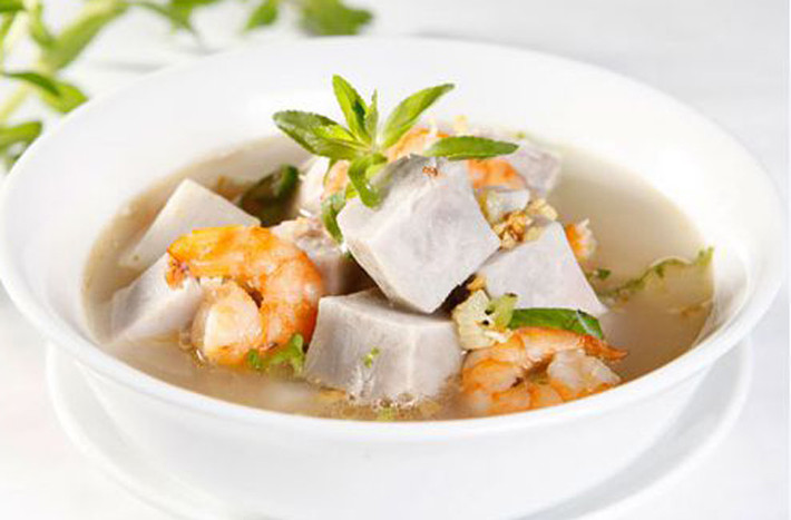 Hoặc đổi vị với món canh khoai sọ nấu tôm lạ miệng.