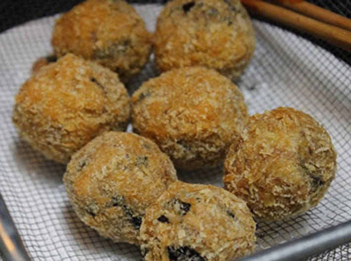 Khoai bọc thịt chiên xù.
