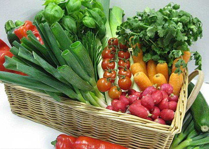 Lời khuyên của các chuyên gia dinh dưỡng là bạn nên giảm lượng chất béo; tăng cường các loại trái cây và rau quả trong các bữa ăn hàng ngày.
