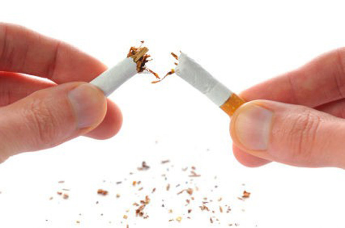 Không hút thuốc lá. Cơ quan Nghiên cứu Ung thư Quốc tế xếp thuốc lá vào nhóm 1, tức nhóm nguyên nhân chắc chắn gây ung thư trong bảng phân loại yếu tố sinh bệnh. Thực tế, những chất độc trong thuốc lá không chỉ gây ung thư phổi mà còn là nguyên nhân làm tăng nguy cơ nhiều loại ung thư khác trong đó có ung thư tủy xương. Để ngăn ngừa mối nguy này, tốt nhất bạn nên tránh xa thuốc lá, bao gồm cả thuốc lá thông thường và thuốc lá nhai.