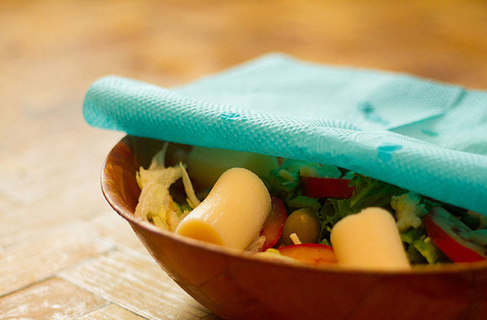 Đặt một lớp khăn giấy lên bề mặt bát đựng salad. Lớp khăn giấy này có tác dụng giữ ẩm cho rau hiệu quả. Nếu món ăn chứa nhiều rau trữ nước như rau diếp, cà chua, dưa chuột… chị em có thể tận dụng 2 – 4 khăn giấy đặt ở trên để giữ ẩm được lâu hơn.