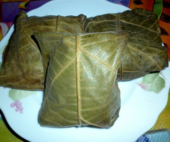 Bánh trứng kiến không quá phức tạp, chỉ cần một lớp bột nếp dát mỏng, áp vào lá vả sau đó cho trứng kiến đã phi thơm lên trên rồi áp tiếp lá vả bên ngoài, đem đi hấp cách thủy là xong.