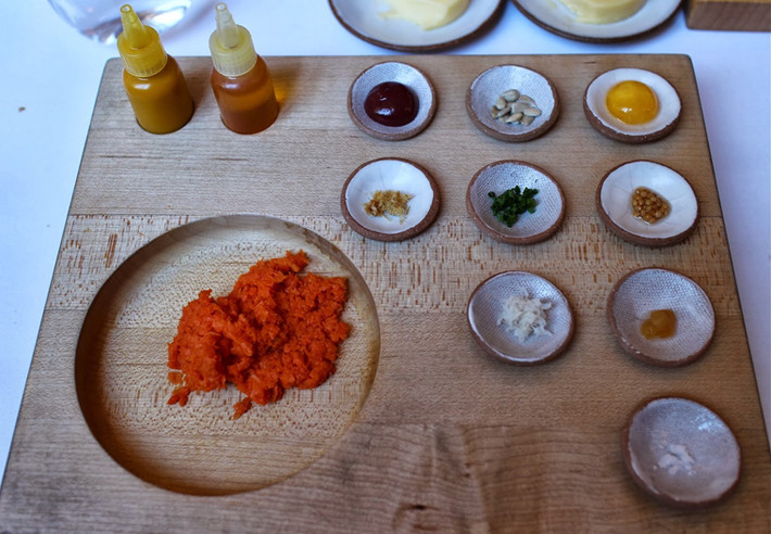 Eleven Madison Park (New York, Mỹ). Được điều hành bởi đầu bếp Daniel Humm, Eleven Madison Park tận dụng nguồn nguyên liệu sẵn có trong khu vực để chế biến món ăn phục vụ khách hàng. Ngoài yếu tố sở hữu đồ ăn ngon, Eleven Madison Park còn khiến khách hàng hài lòng nhờ cách trình bày cầu kỳ. Đôi khi, những món ăn còn được lưu lại chữ ký của đầu bếp tài ba với chất liệu từ thực phẩm.