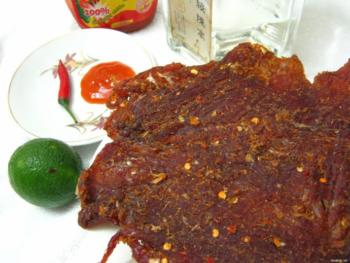 Để món ăn “đạt chuẩn”, người ta cần ướp thịt khoảng 3 giờ cho gia vị có cơ hội len lỏi vào từng thớ thịt. Ướp xong, tảng thịt treo trên bếp lửa, nhờ làn khói bếp len lỏi, dần xông vào thớ thịt cho đến khi chúng trở nên khô cứng.