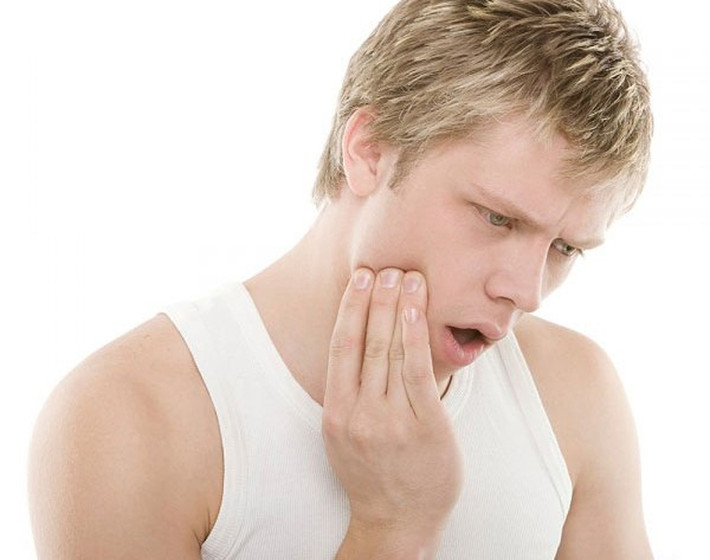 Ngoài các triệu chứng trên, người bệnh còn có cảm giác tê ở một phần khuôn mặt.