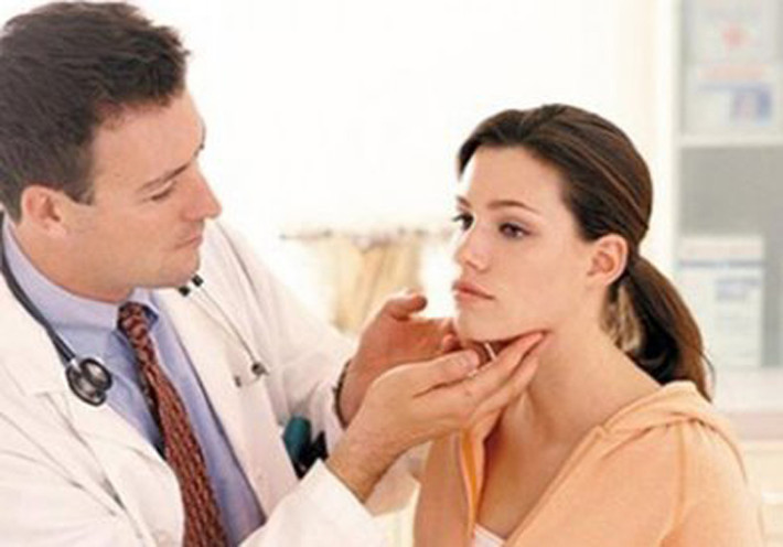 Vùng cơ bắp quanh khuôn mặt không săn chắc, trở nên chảy xệ.