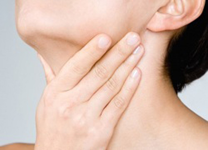 Hoặc cảm giác đau rát khi cố gắng nuốt thức ăn.