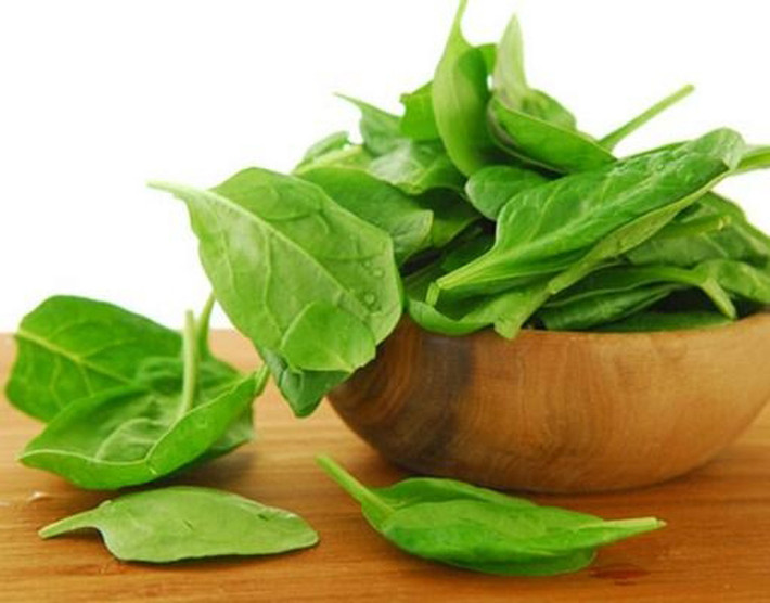Tiến hành bổ sung lượng calo cần thiết bằng cách tăng cường trái cây, rau xanh và ngũ cốc. Đặc biệt, bạn nên lựa chọn những loại rau xanh đậm để chuẩn bị bữa ăn cho gia đình.