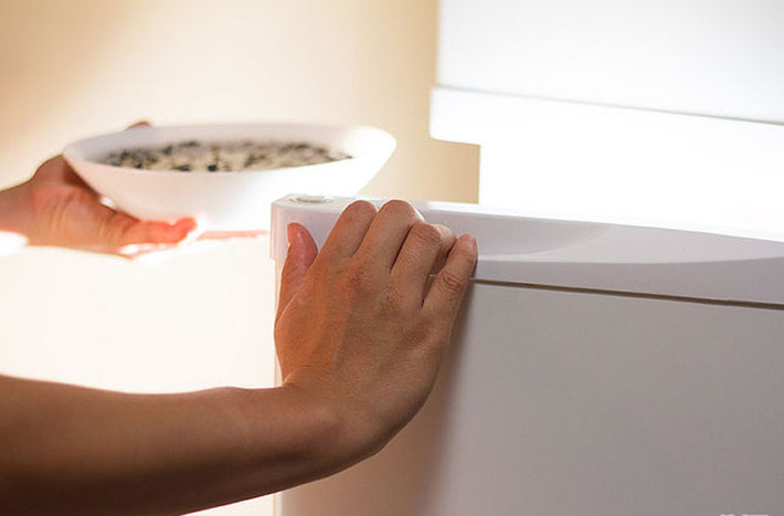 Tiếp đó, ngâm hoa quả trong một chậu nước lạnh để kéo dài thời gian bảo quản. Trường hợp các loại quả dễ bị xỉn màu như táo, lê, chị em có thể tận dụng nước cốt chanh pha vào nước lạnh.
