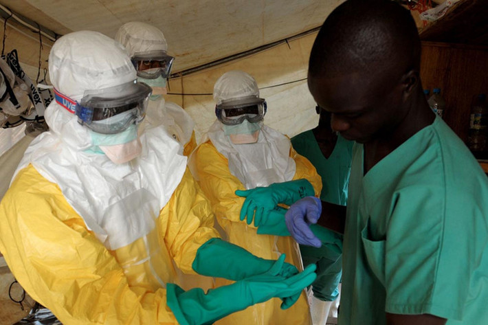 Không tiếp xúc trực tiếp với người nhiễm bệnh. Virus Ebola không lây nhiễm qua đường hô hấp. Nó chủ yếu truyền bệnh qua các mô, máu, tinh dịch, dịch tiết âm đạo và nước bọt của bệnh nhân. Vì vậy, không tiếp xúc với nguồn bệnh là cách tốt nhất giúp bạn tránh được nguy cơ lây nhiễm.