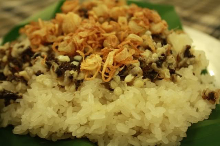 Ngoài dùng để làm bánh, trứng kiến còn được tận dụng để làm xôi, bánh, ăn gỏi hoặc nấu cháo… Nhìn chung so với các món này, xôi trứng kiến phổ biến hơn nhiều nhờ vị béo của mỡ hành, bùi bùi của trứng kiến, thơm dẻo của xôi nếp.