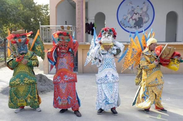 4 diễn viên trong trang phục truyền thống luyện tập điệu nhảy dân gian "Tiaowuchang" để chuẩn bị biểu diễn chào đón năm mới (âm lịch) tại thị trấn Gucheng, thành phố Nam Kinh, tỉnh Giang Tô, Trung Quốc ngày 20/1.
