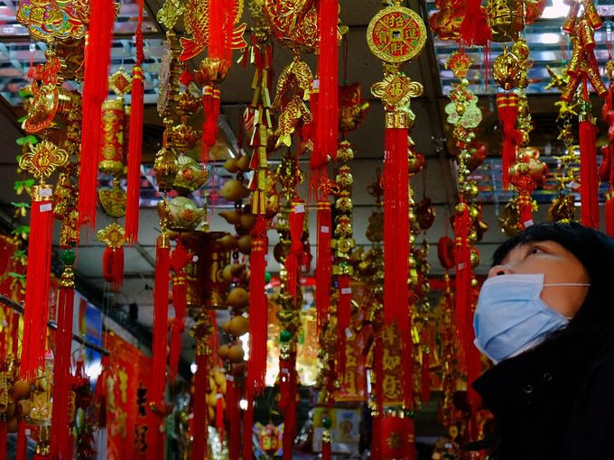 Đồ trang trí nhà cửa đón Tết Nguyên đán được bày bán trong một cửa hàng tại Đài Bắc, Đài Loan.