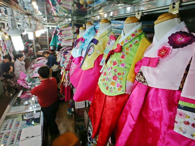 Cửa hàng bán Hanbok ở Seoul nhộn nhịp trước Tết Nguyên đán.