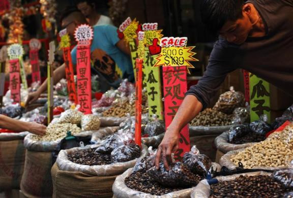 Khu chợ bán hàng tết ở phố Tàu tại Singapore.