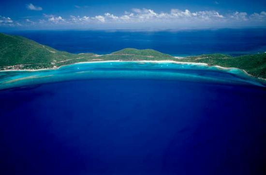 Là một trong những nền kinh tế thịnh vượng nhất ở khu vực Caribbean, với thu nhập bình quân đầu người là 38.500 USD/năm (số liệu năm 2004), quần đảo Virgin được xem là trung tâm tài chính nước ngoài.