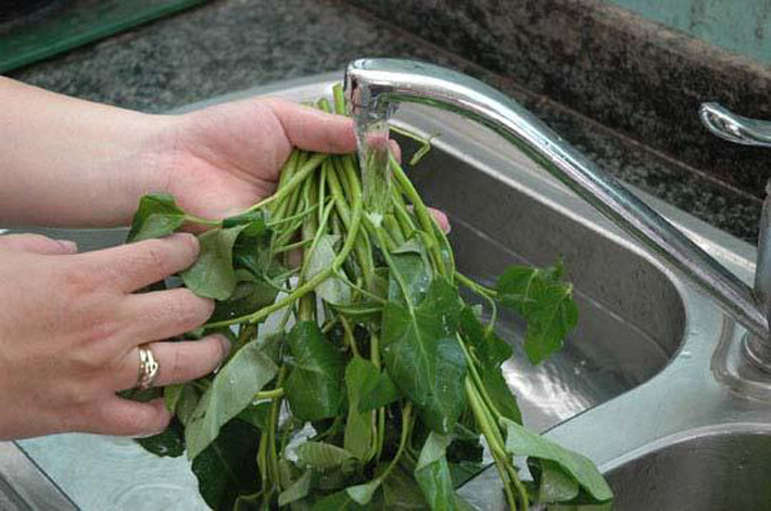 Ngắt rau thành từng đoạn lớn khi luộc. Bằng cách này, bạn sẽ dễ dàng hạn chế việc mất vitamin C.