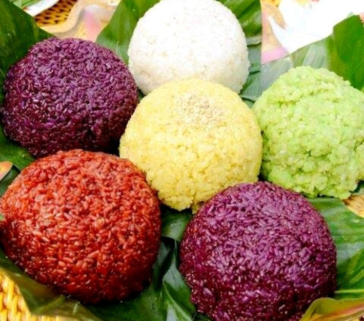 Cách thức trình bày món ăn cũng mang nhiều ý nghĩa. Tại đây, 5 màu xanh - đỏ - tím - vàng - trắng được ghép trên một mâm xôi hình cánh hoa ban tượng trưng cho thuyết âm dương ngũ hành. Đồng thời, nó cũng thể hiện khát vọng yêu thương, tình cảm son sắt thuỷ chung, lòng yêu mẹ kính cha của đồng bào dân tộc.
