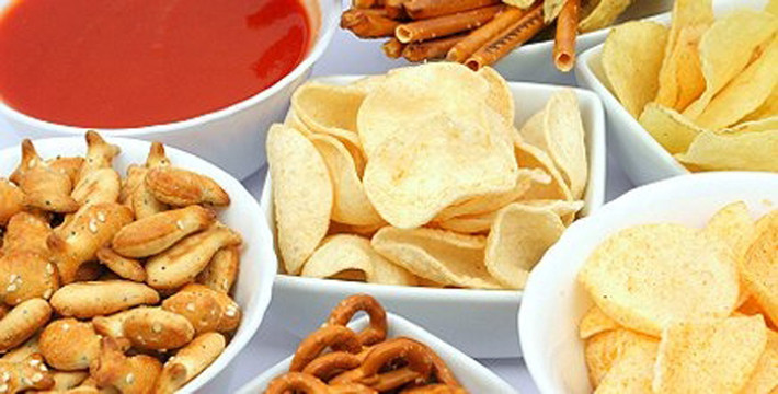 Các loại snack chứa nhiều muối. Không phân biệt lượng lớn nhỏ, việc ăn nhiều snack nhiều muối chưa bao giờ có lợi. Ngoài việc từng được chiên nóng ở nhiệt độ cao, hàm lượng muối lớn dễ khiến cơ thể đối diện với thừa cân, béo phì hay đối diện những biến chứng y khoa nguy hiểm khác.