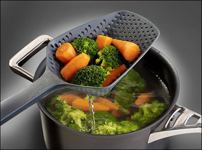 Bên cạnh đó cần chú ý đến mực nước trong nồi. Nước ngập rau góp phần giảm thiểu tình trạng rau tiếp xúc với không khí, hạn chế tình trạng thất thoát vitamin.