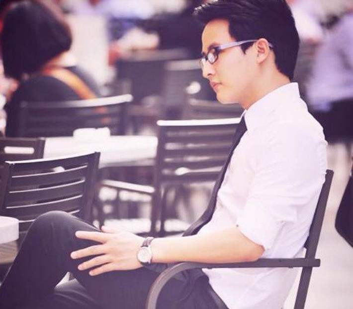 Thầy giáo Lại Tiến Minh ấn tượng về một Sài Gòn năng động, hiện đại: "Người Sài Gòn ban ngày có phong cách ăn mặc rất đơn giản nhưng dường như họ lột xác vào buổi tối. Thành phố cũng vậy, lung linh và huyền ảo".