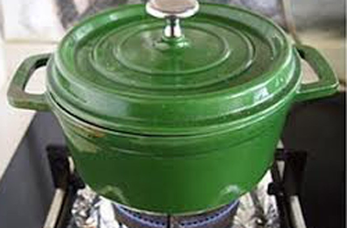 Đậy nắp khi chế biến. Đây được xem là lưu ý quan trọng khi nấu nướng. Với cách này, bạn có thể làm tăng nhiệt độ sôi trong nồi; giúp rau mau chín, ít bị hao lượng vitamin có lợi.