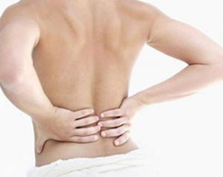 Khi di căn đến xương, người bệnh thường xuyên bị làm phiền bởi cảm giác đau nhức triền miên, nhất là khu vực xương chậu và lưng dưới.