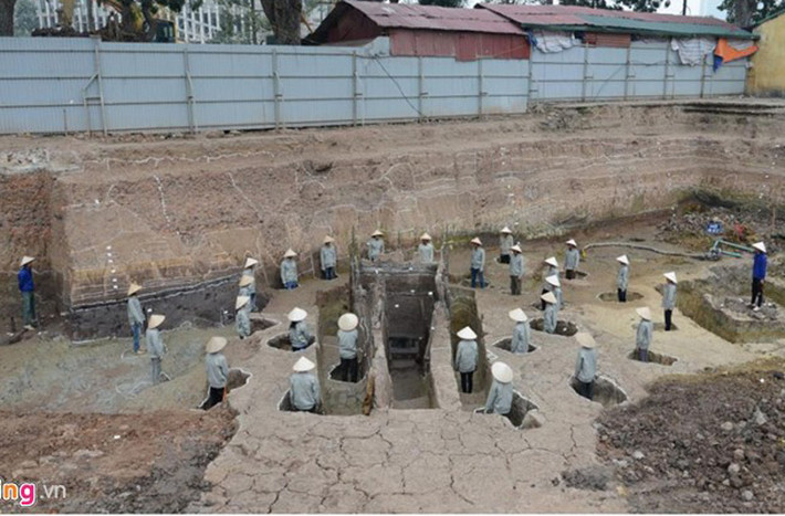 Mặt bằng di tích kiến trúc tâm linh đặc biệt thời Lý, tại hố G7-G8 được minh họa bằng người đứng, tượng trưng cho các vị trí cột gỗ. Các nhà khoa học nhận định đây là kiến trúc tâm linh để tế Thượng Đế và Ngũ Đế có phối hưởng tế tự liệt tổ, liệt tông của hoàng đế nhằm khẳng định tính chính đáng của Vương triều được Trời trao Thiên mệnh, một loại kiến trúc không thể tách rời trong cấu trúc tổng thể của các vương đô cổ phương Đông.
