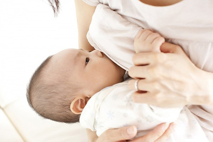 Nuôi con bằng sữa mẹ không chỉ tốt cho bé mà còn có tác dụng ngừa ung thư vú ở mẹ. Trong các nghiên cứu của mình, các nhà khoa học khẳng định phụ nữ có thể giảm tới 4,3% nguy cơ ung thư vú nhờ việc cho con bú trong vòng 12 tháng.
