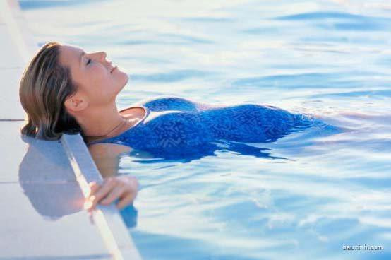 Tích cực bơi, vận động dưới nước. Ngâm mình trong làn nước mát là cách giúp cơ thể nghỉ ngơi và giảm căng thẳng hiệu quả. Tuy nhiên, chị em không nên ngâm mình quá lâu trong nước hoặc tắm trong làn nước lạnh bởi nó có thể mang lại tác động tiêu cực đến sức khỏe.