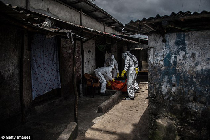 Tuy nhiên, một trong những lý do Ebola chưa có dấu hiệu tạm lắng chính là việc người dân thiếu thông tin về căn bệnh cũng như cách thức phòng ngừa.