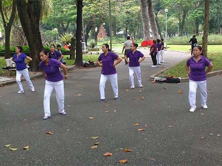 Tăng cường luyện tập thể thao. Không cần theo đuổi các bài tập cường độ mạnh, bạn chỉ cần kiên trì vận động bằng các động tác thể dục đơn giản, đi bộ nhanh, tập yoga, dưỡng sinh… cũng mang lại tác dụng tăng cường sức khỏe, ngừa bệnh hiệu quả. Nguyên nhân bởi luyện tập góp phần giảm thiểu tình trạng tăng huyết áp, xơ vữa động mạch, thừa cân – các vấn đề sức khỏe gián tiếp gây thiểu năng tuần hoàn não.