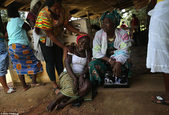 Trong văn hóa của Liberia, việc chôn cất người thân với đầy đủ thủ tục lễ nghi là vô cùng quan trọng. Vì vậy, khi những thi thể nhiễm bệnh được đội cứu hộ đưa đi thiêu ảnh hưởng không nhỏ đến tâm lý những thành viên gia đình còn sống sót.