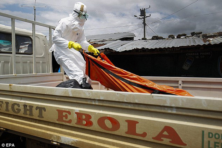 Bên cạnh thành tích đạt được trong khi hướng dẫn người dân tìm hiểu về Ebola, ước tính vẫn còn khoảng 40% người dân khu ổ chuột phủ nhận nguy cơ của Ebola và sự cần thiết của các biện pháp y tế để phòng tránh dịch.