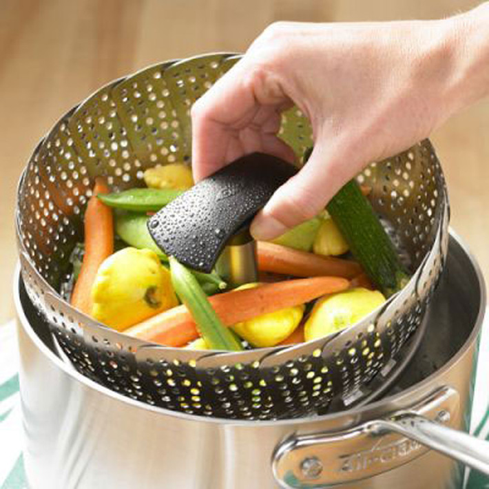 Nên sử dụng dụng cụ hấp, nấu cách thủy để giúp rau tránh tiếp xúc trực tiếp với nước, khiến lượng vitamin hòa tan giảm đáng kể.