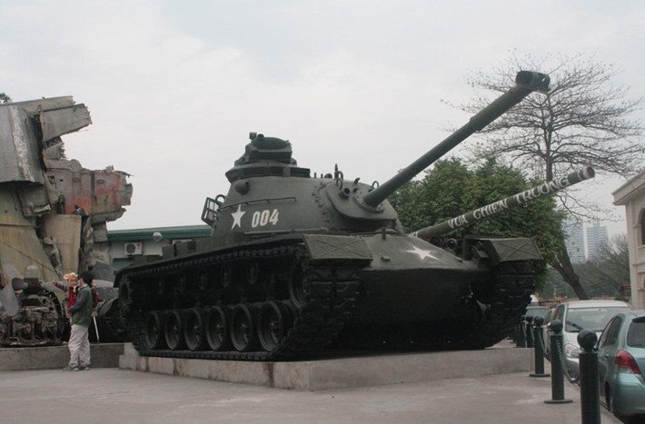 Trong số hàng trăm loại vũ khí (súng ống, pháo, xe tăng, máy bay, tàu chiến) thu được sau 1975, có nhiều thiết kế vũ khí được đánh giá khá cao về tính năng, hỏa lực, cơ động. Không ít trong số này được ta sử dụng rất thành công trong chiến tranh bảo vệ biên giới Tây Nam, thậm chí còn hoạt động cho tới ngày nay. Trong ảnh là một chiếc xe tăng chiến đấu chủ lực M48 (Mỹ chế tạo) tại Bảo tàng Lịch sử Quân sự Việt Nam. Đây là một trong 2 loại xe tăng ta thu giữ và sử dụng. Ảnh: Hoàng Lê