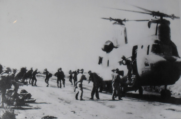 Ngoài loại UH-1, không quân ta còn có sự phục vụ của 5 chiếc trực thăng vận tải hạng nặng CH-47 (Mỹ sản xuất). CH-47 có khả năng chở 55 lính hoặc 24 cáng cứu thương hoặc 12,7 tấn hàng hóa. Năng lực tải hàng của CH-47 còn vượt hơn cả trực thăng vận tải lớn nhất Liên Xô mà không quân ta trang bị, loại Mi-6. Trong ảnh là bộ đội ta đang đổ bộ từ chiếc CH-47 trong chiến tranh bảo vệ biên giới Tây Nam.