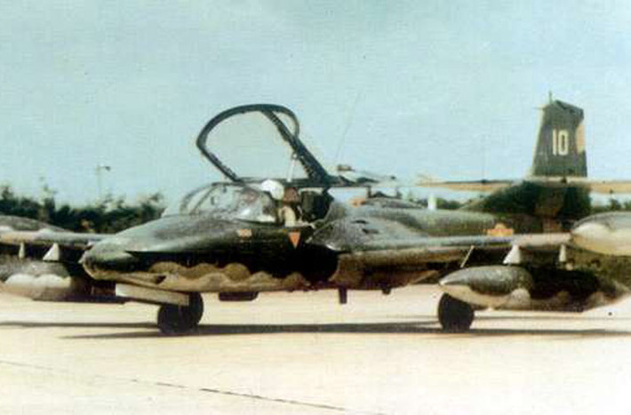 Máy bay cường kích hạng nhẹ A-37 biên chế trong Không quân Nhân dân Việt Nam. A-37 có khả năng mang 1,2 tấn vũ khí (bom, rocket, tên lửa) trên 8 giá treo. Trong chiến tranh bảo vệ biên giới Tây Nam và biên giới phía Bắc, không quân ta đã sử dụng rất thành công tiêm kích F-5E và A-37 với nhiệm vụ không kích mục tiêu mặt đất.
